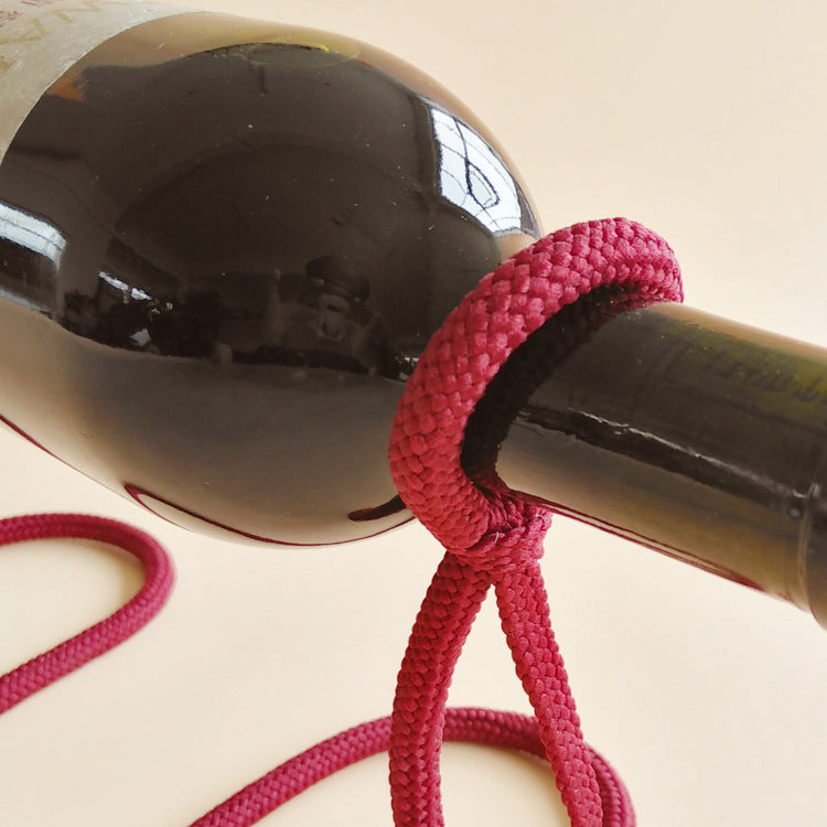 Bouteille de vin en corde suspendue