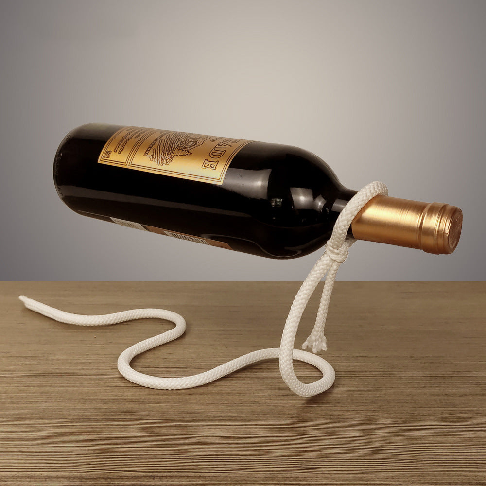 Bouteille de vin en corde suspendue